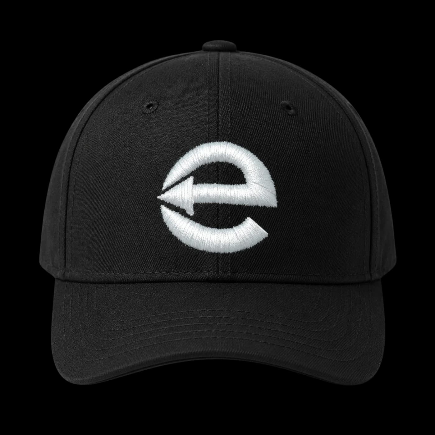 Résultat d'une broderie 3D : logo blanc en volume sur une casquette baseball noire