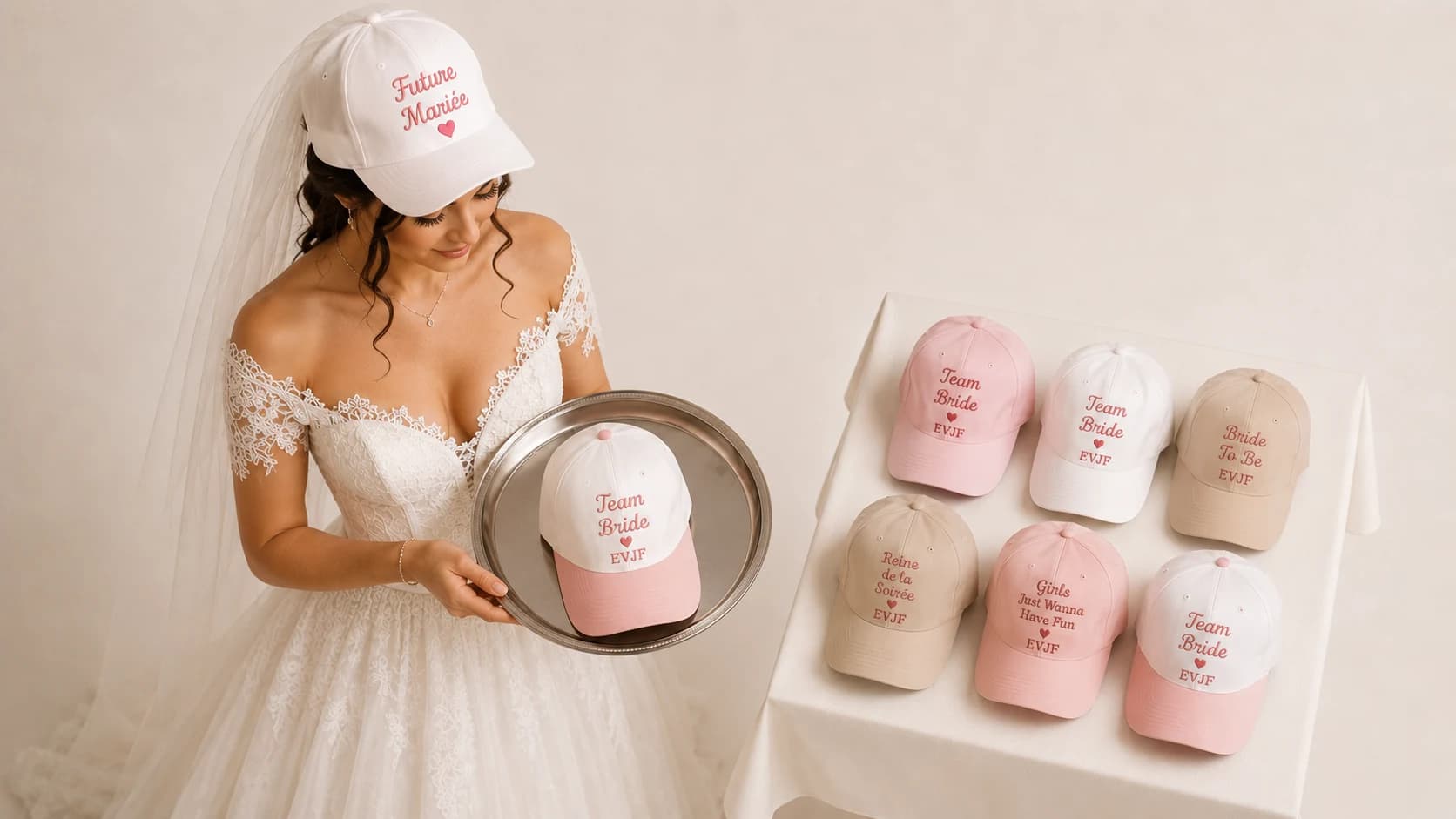 Future mariée présentant des casquettes EVJF personnalisées : Team Bride, Future Mariée, Bride To Be