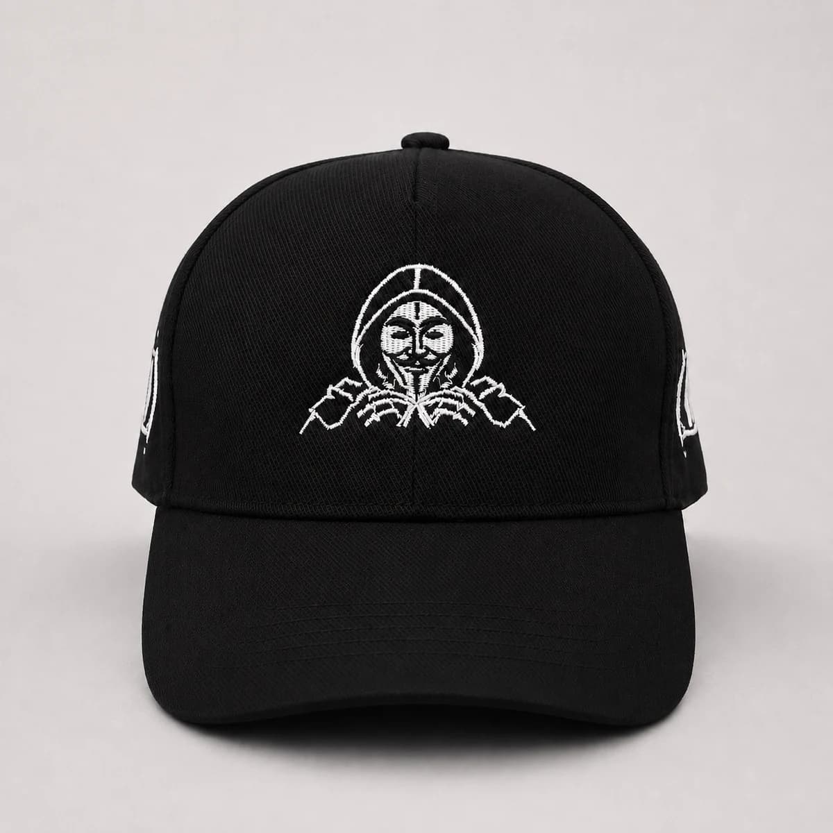 Casquette baseball noire avec un masque brodé en blanc sur la face avant