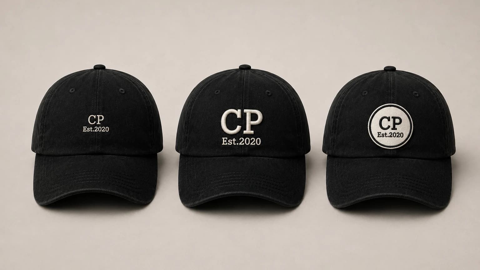 Comparatif du même logo en broderie 2D plate, broderie 3D et patch sur casquette