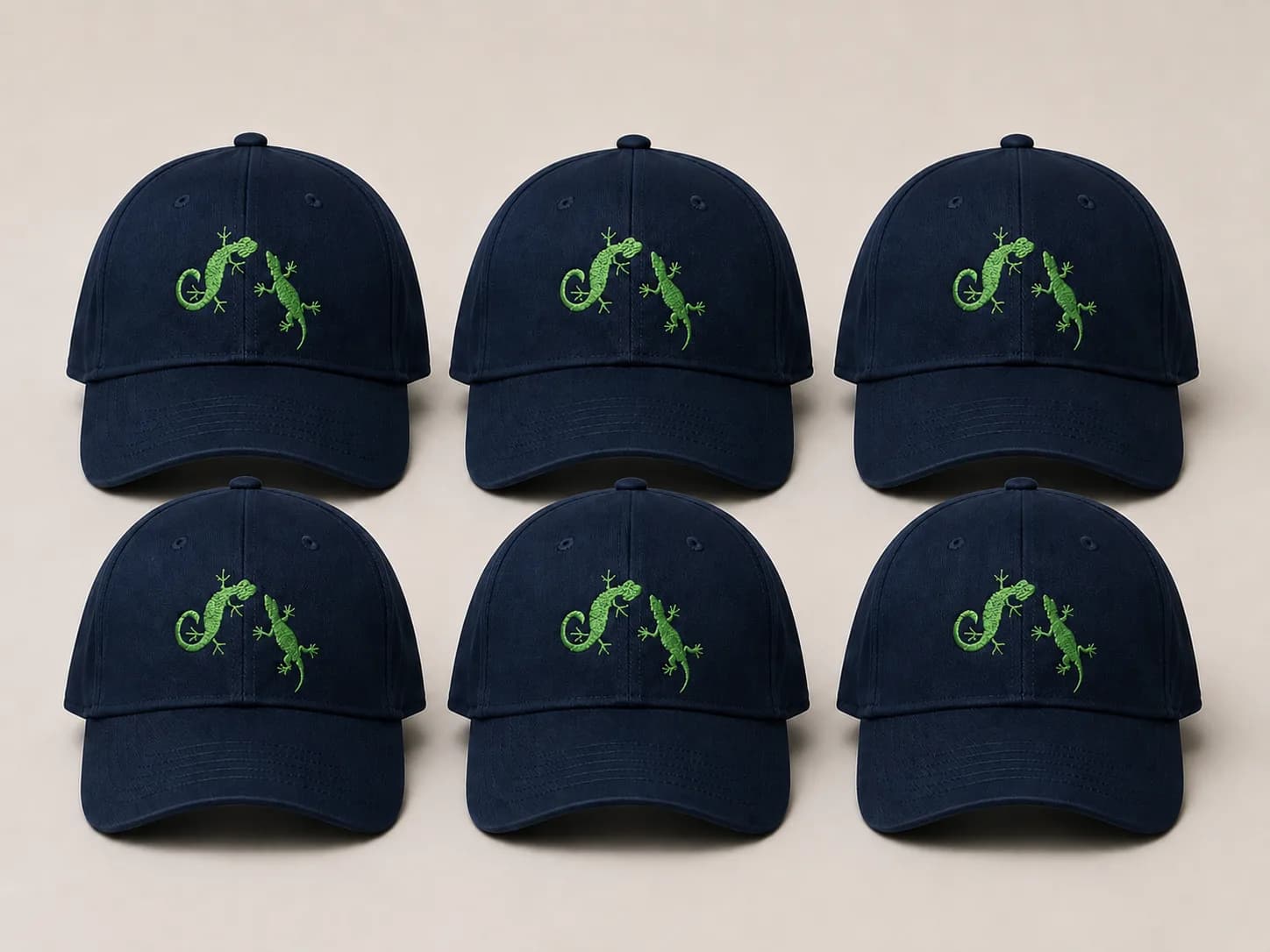 Série de six casquettes baseball bleu marine brodées de deux geckos verts, pour un groupe d'amis