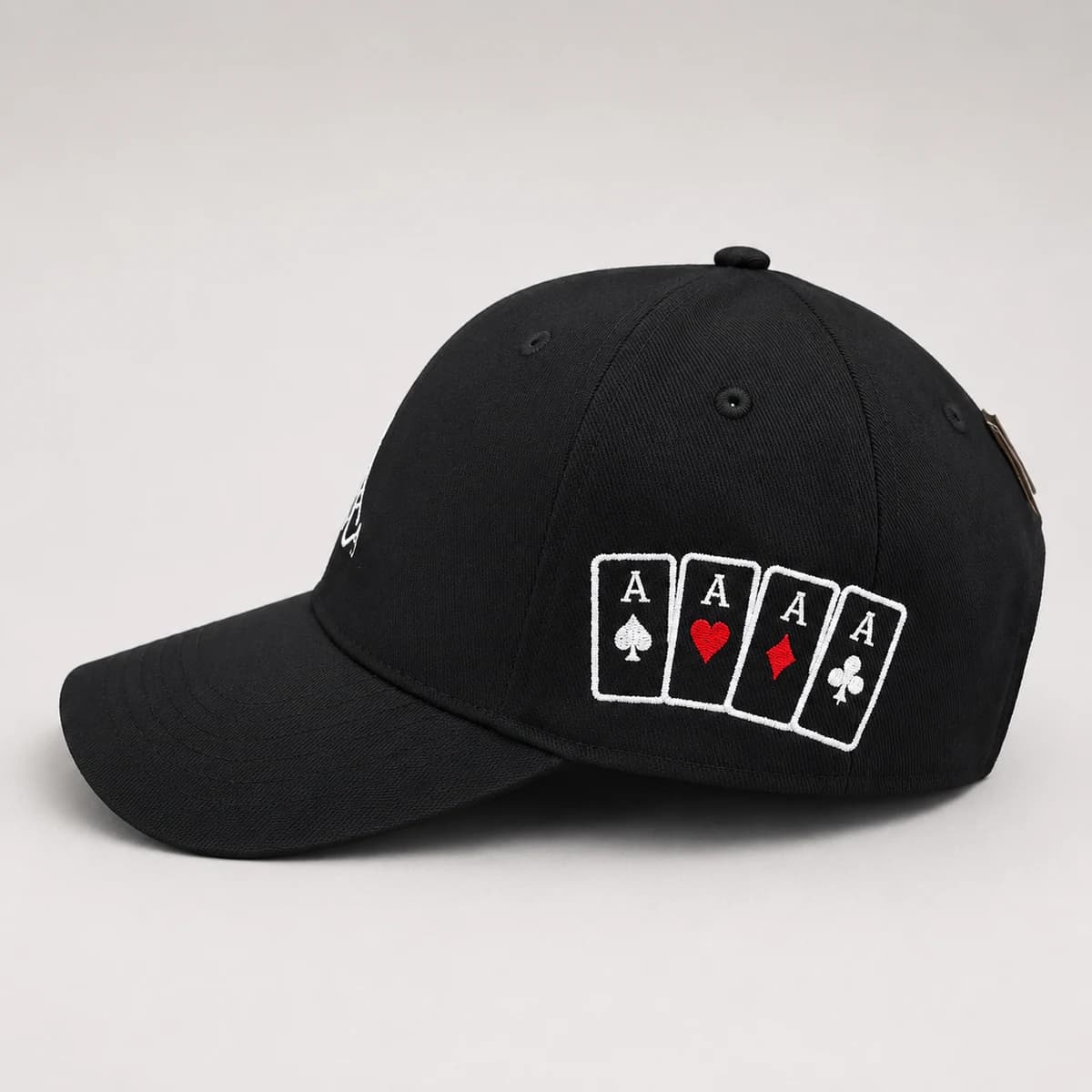 Côté d'une casquette noire avec un carré d'as brodé en blanc et rouge