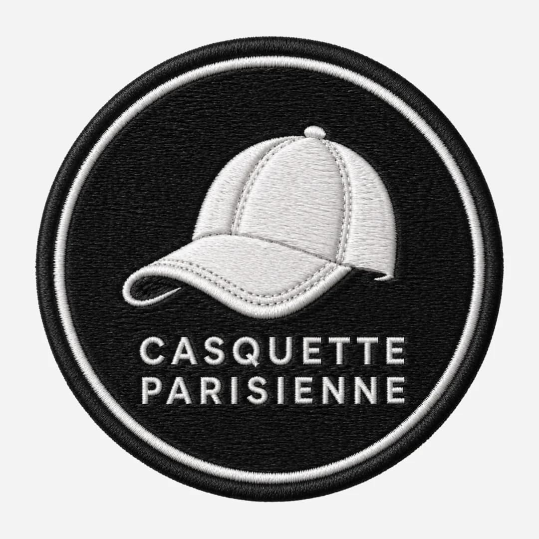 Logo Casquette Parisienne brodé, texture du fil visible